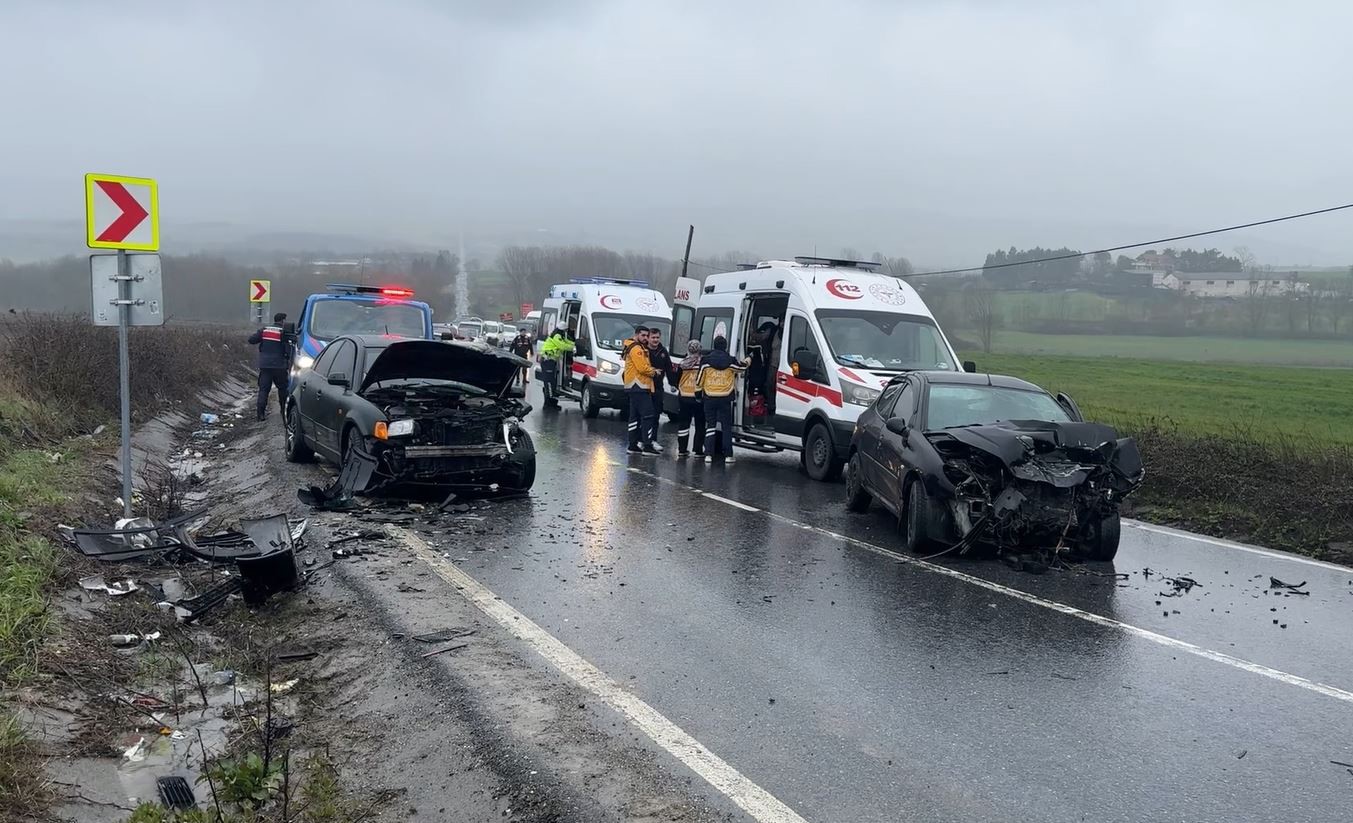 Arnavutköy’de iki araç çarpıştı: 3 kişi yaralandı
