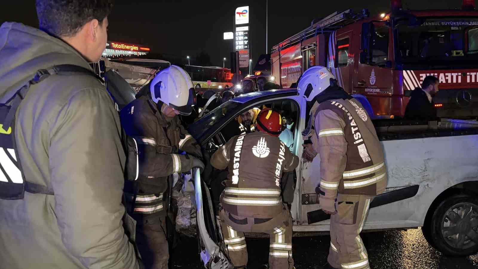 Arnavutköy’de iki araç çarpıştı: Sürücü araçta sıkıştı
