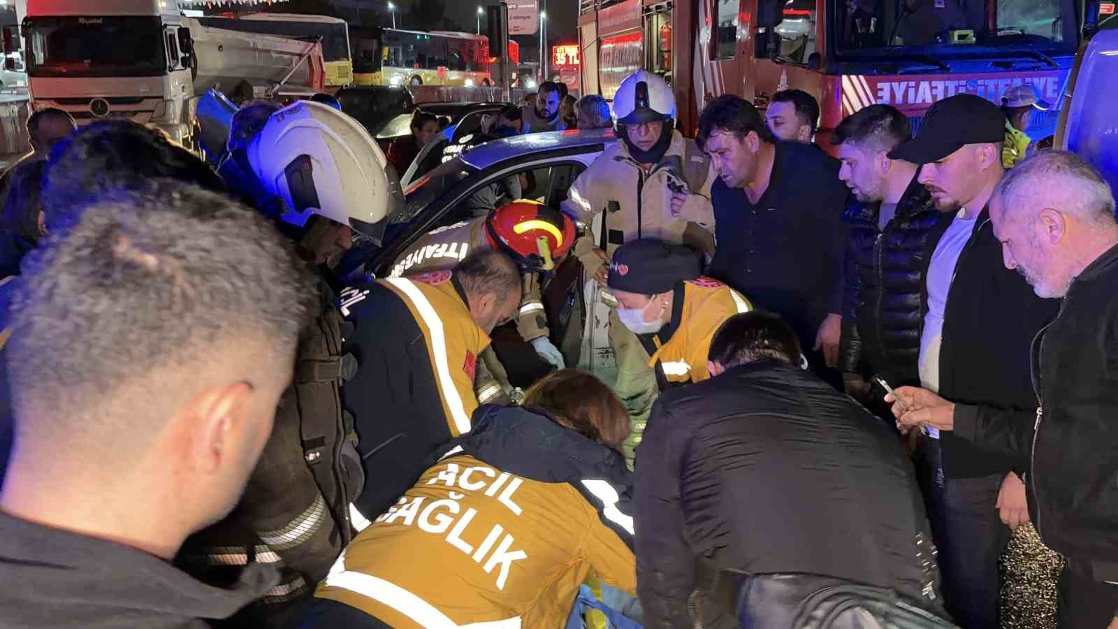 Arnavutköy’de iki araç çarpıştı: Sürücü araçta sıkıştı
