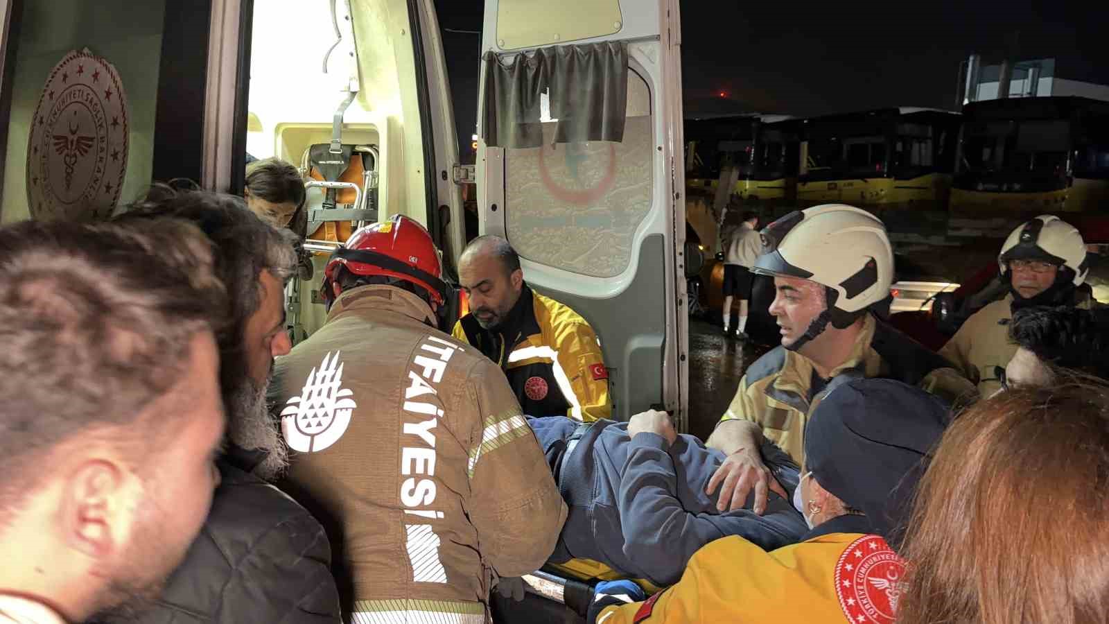 Arnavutköy’de iki araç çarpıştı: Sürücü araçta sıkıştı
