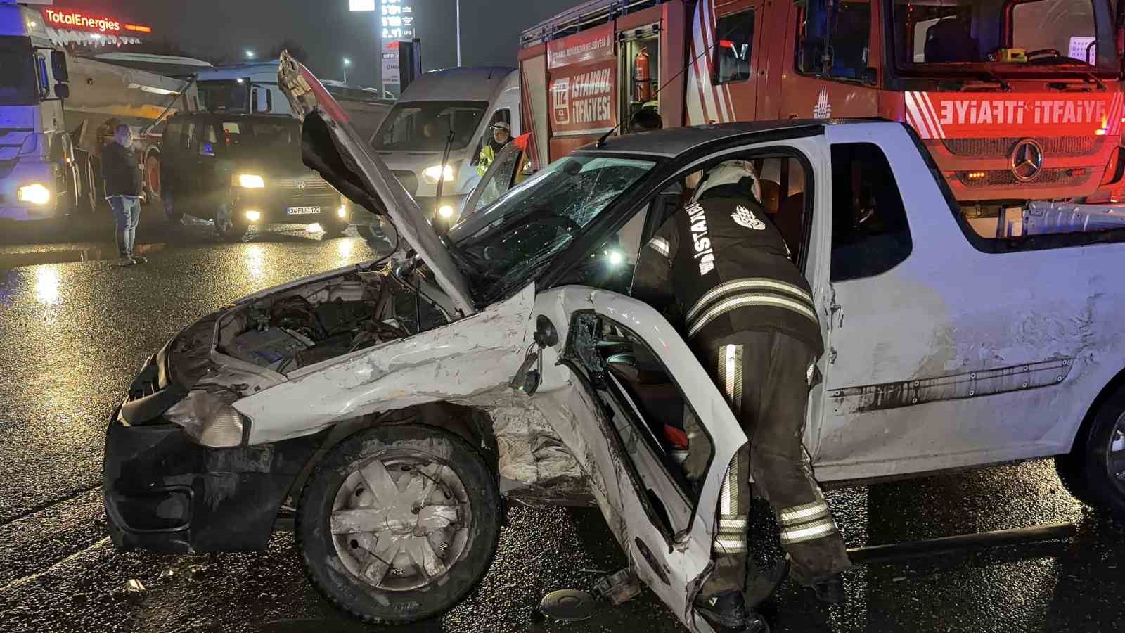 Arnavutköy’de iki araç çarpıştı: Sürücü araçta sıkıştı
