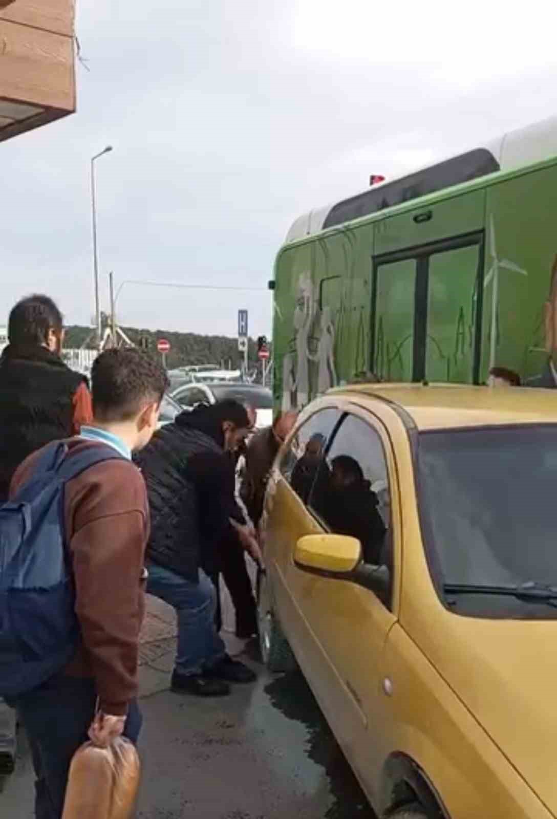 Arnavutköy’de ilginç anlar: Otobüse yol vermek için aracı elleriyle kaldırdılar
