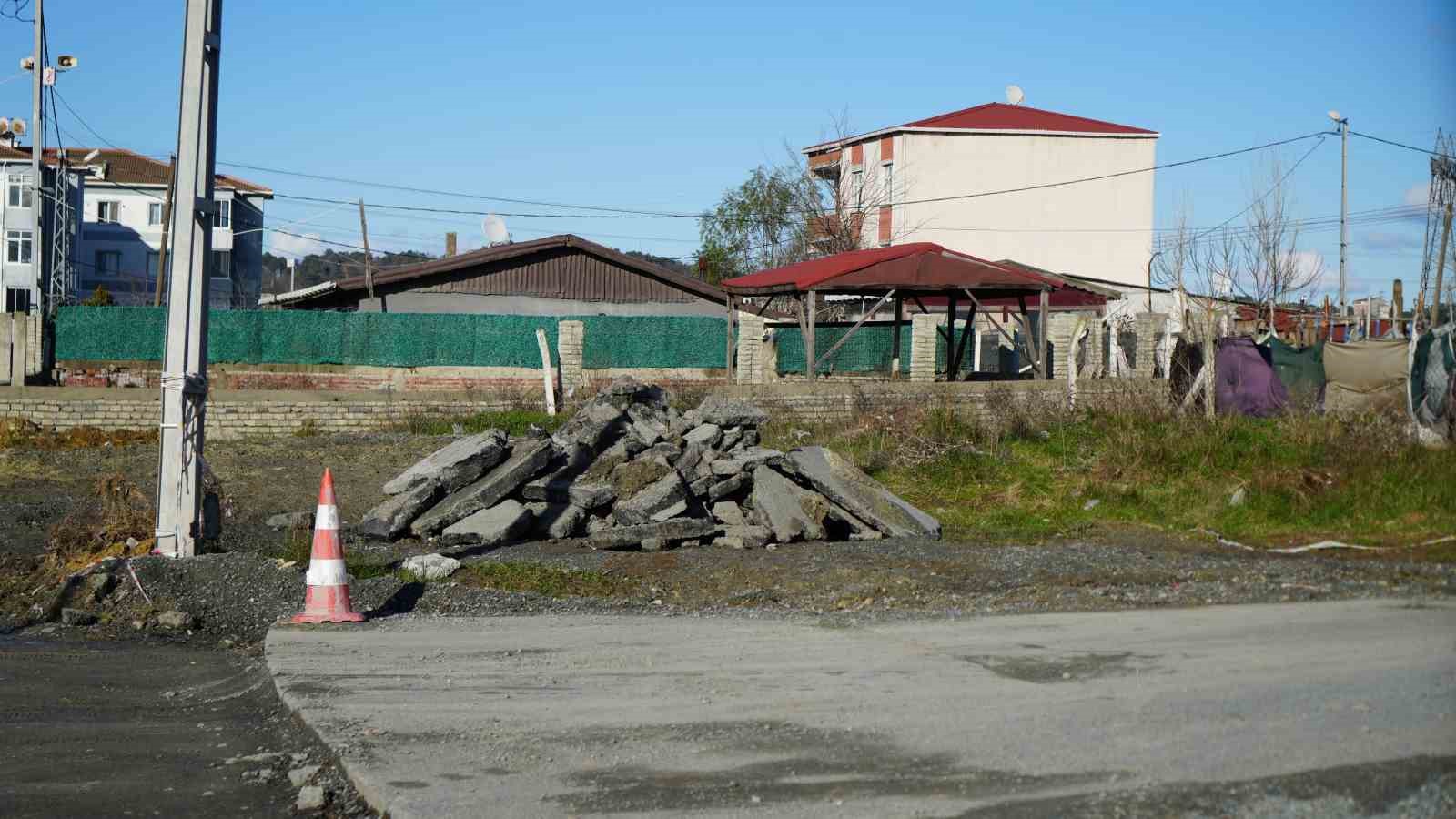 Arnavutköy’de İSKİ çalışması yarım kaldı: Mahalleli çileden çıktı
