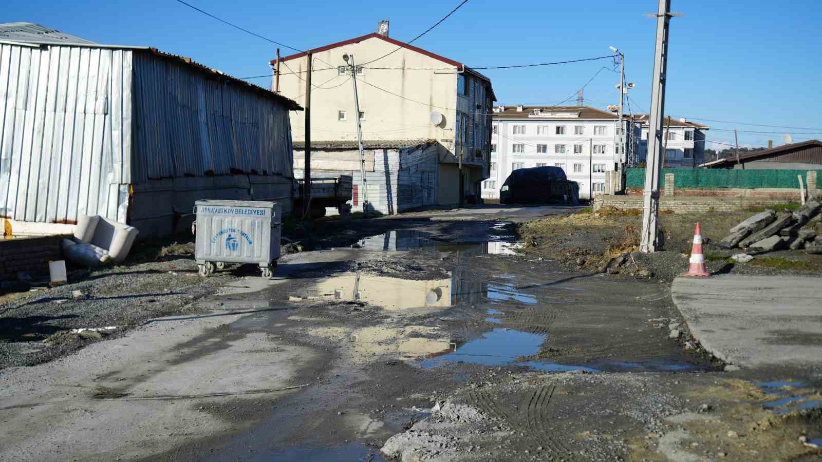 Arnavutköy’de İSKİ çalışması yarım kaldı: Mahalleli çileden çıktı
