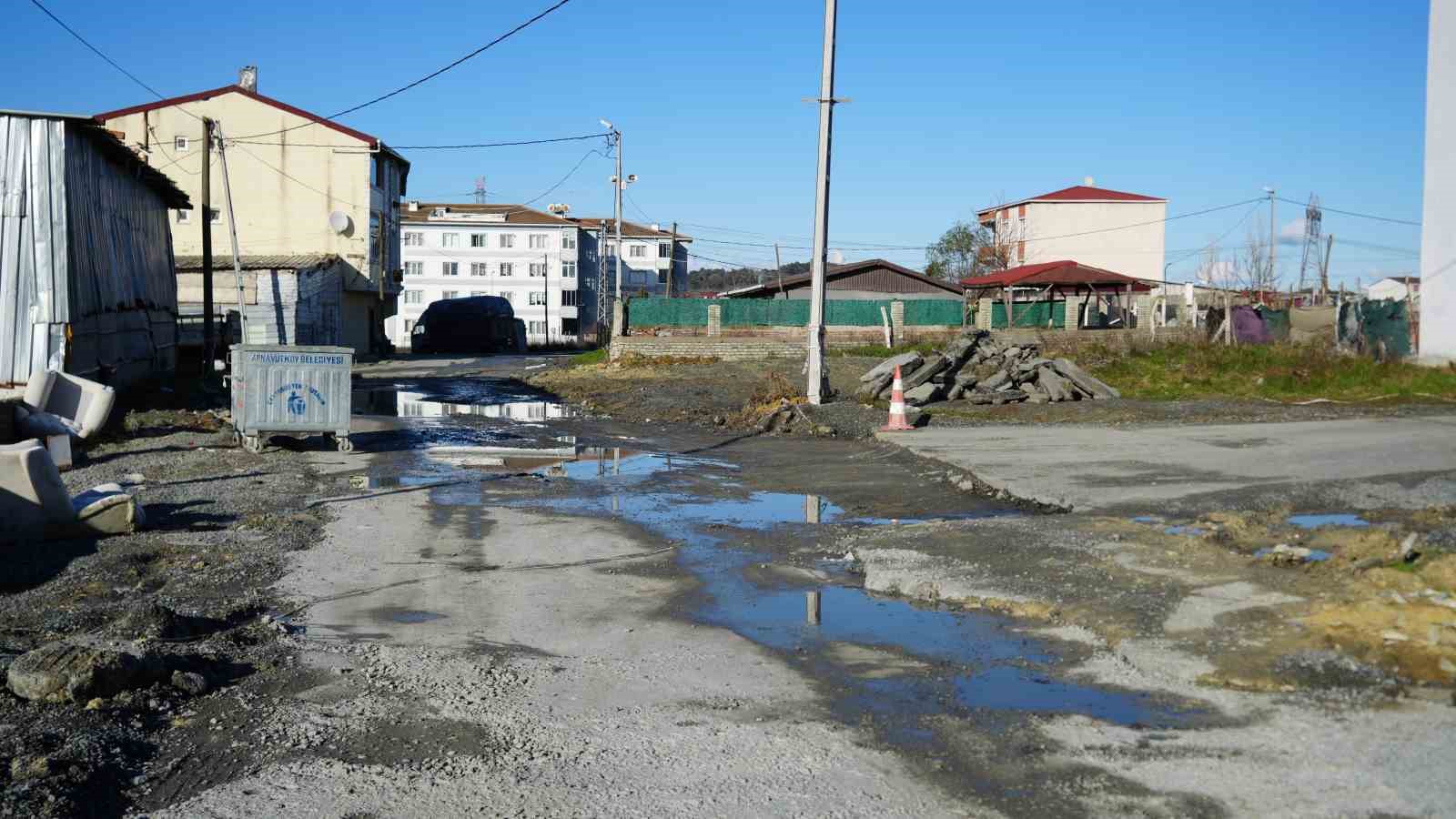 Arnavutköy’de İSKİ çalışması yarım kaldı: Mahalleli çileden çıktı
