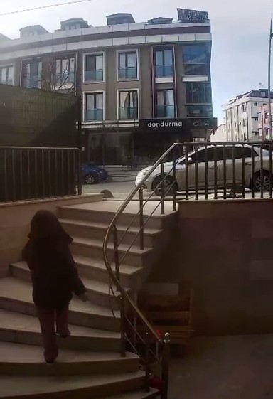 Arnavutköy’de kadın kuaföründe "ödeme yapmadan kaçtı" iddiası
Arnavutköy’de kadın kuaföründe "ödeme yapmadan kaçtı" iddiası