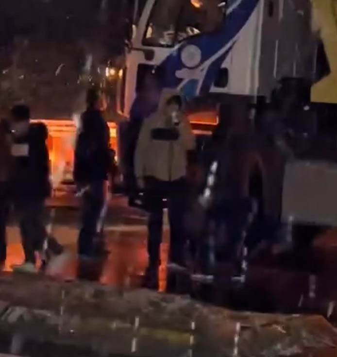 Arnavutköy’de kar küreme aracından çocuklara çay ikramı
