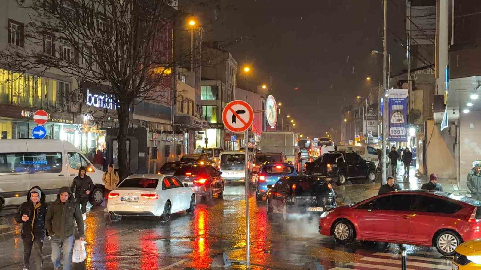 Arnavutköy’de kar yağışı başladı
