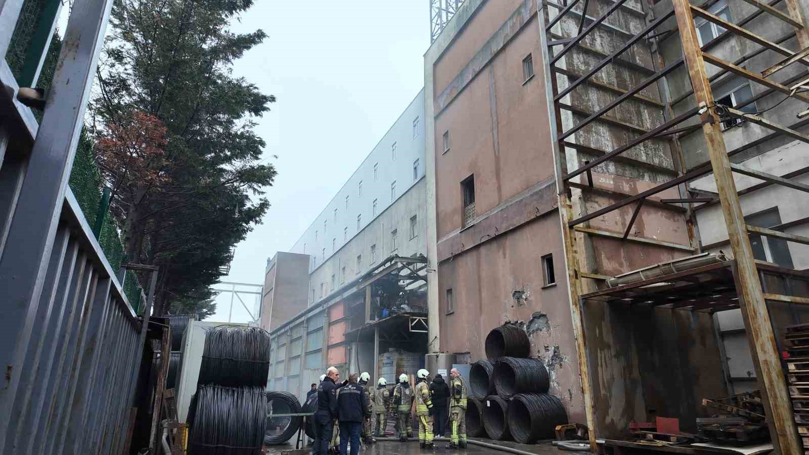 Arnavutköy’de korkutan fabrika yangını
