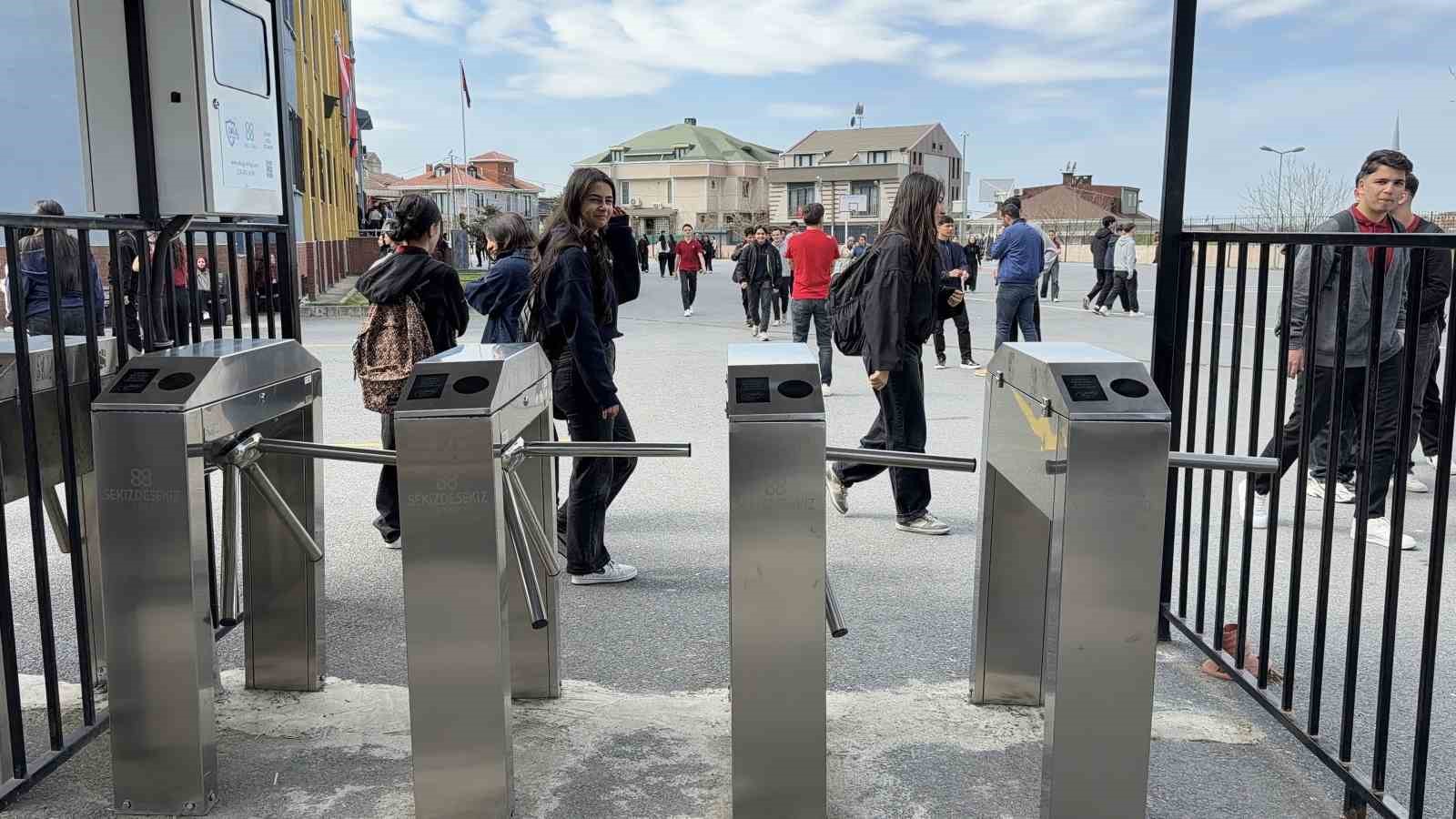 Arnavutköy’de lisede "üst düzey güvenlik" uygulaması: Velilere anlık fotoğraflı bildirim
