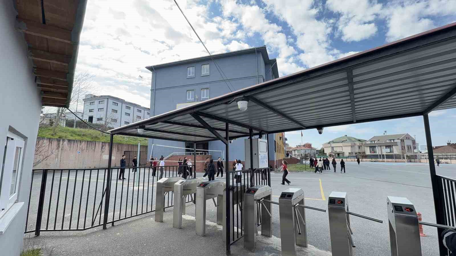 Arnavutköy’de lisede "üst düzey güvenlik" uygulaması: Velilere anlık fotoğraflı bildirim
