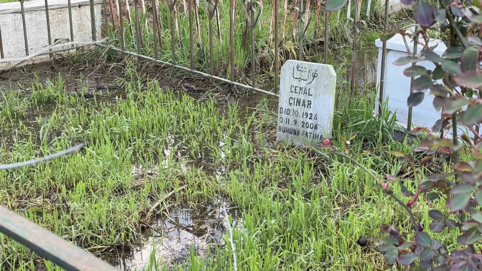 Arnavutköy’de mezarlık sular altında kaldı
