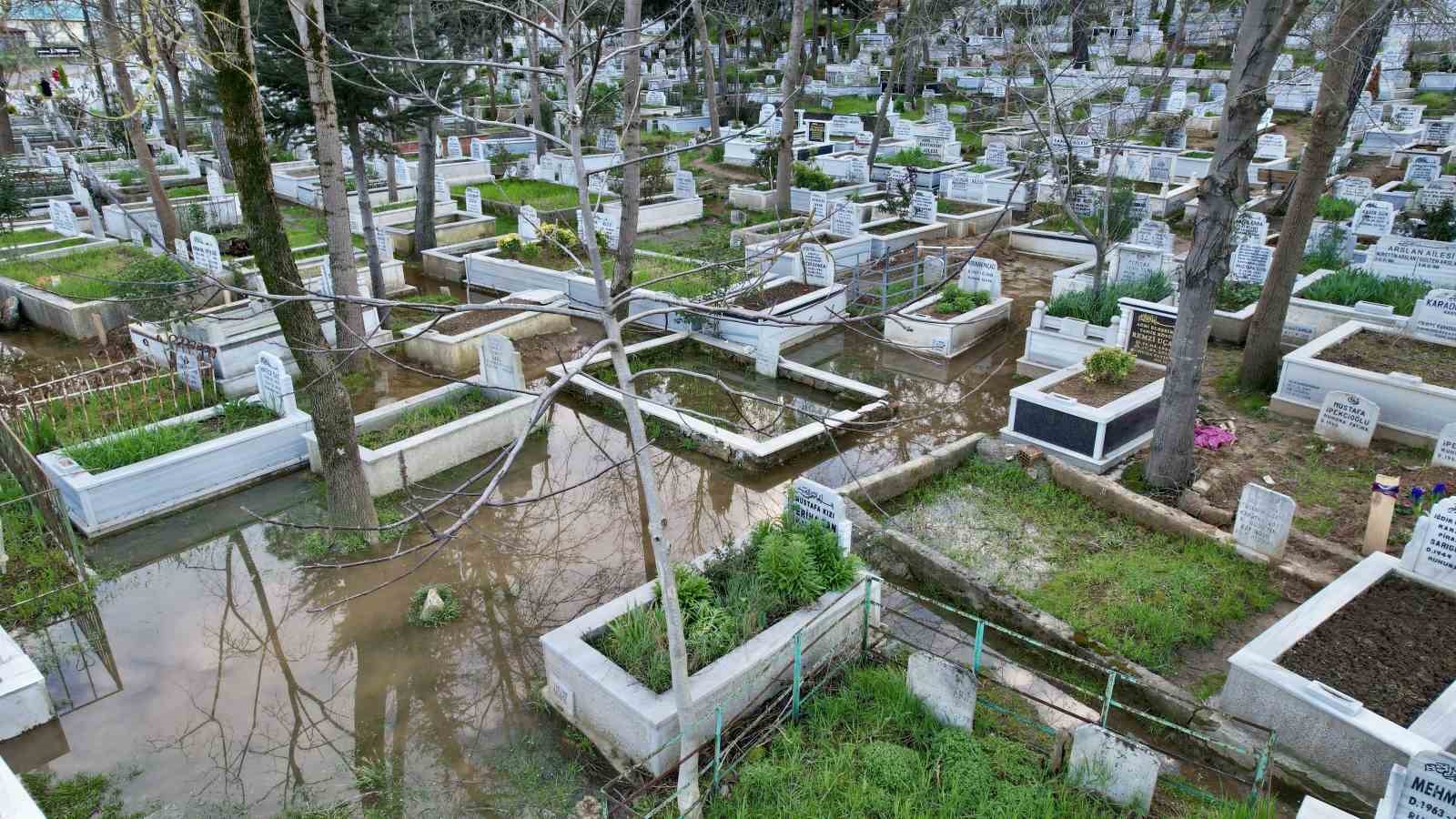 Arnavutköy’de mezarlık sular altında kaldı
