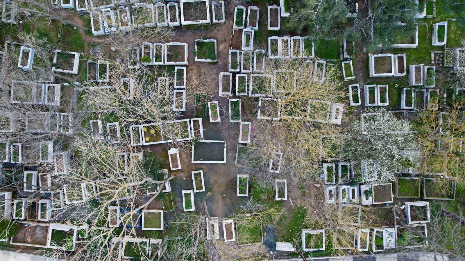 Arnavutköy’de mezarlık sular altında kaldı
