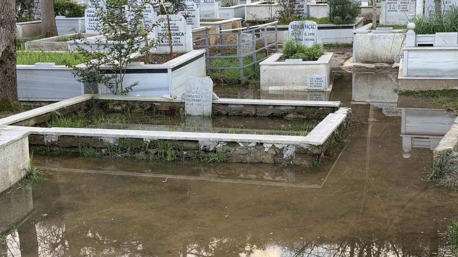 Arnavutköy’de mezarlık sular altında kaldı
