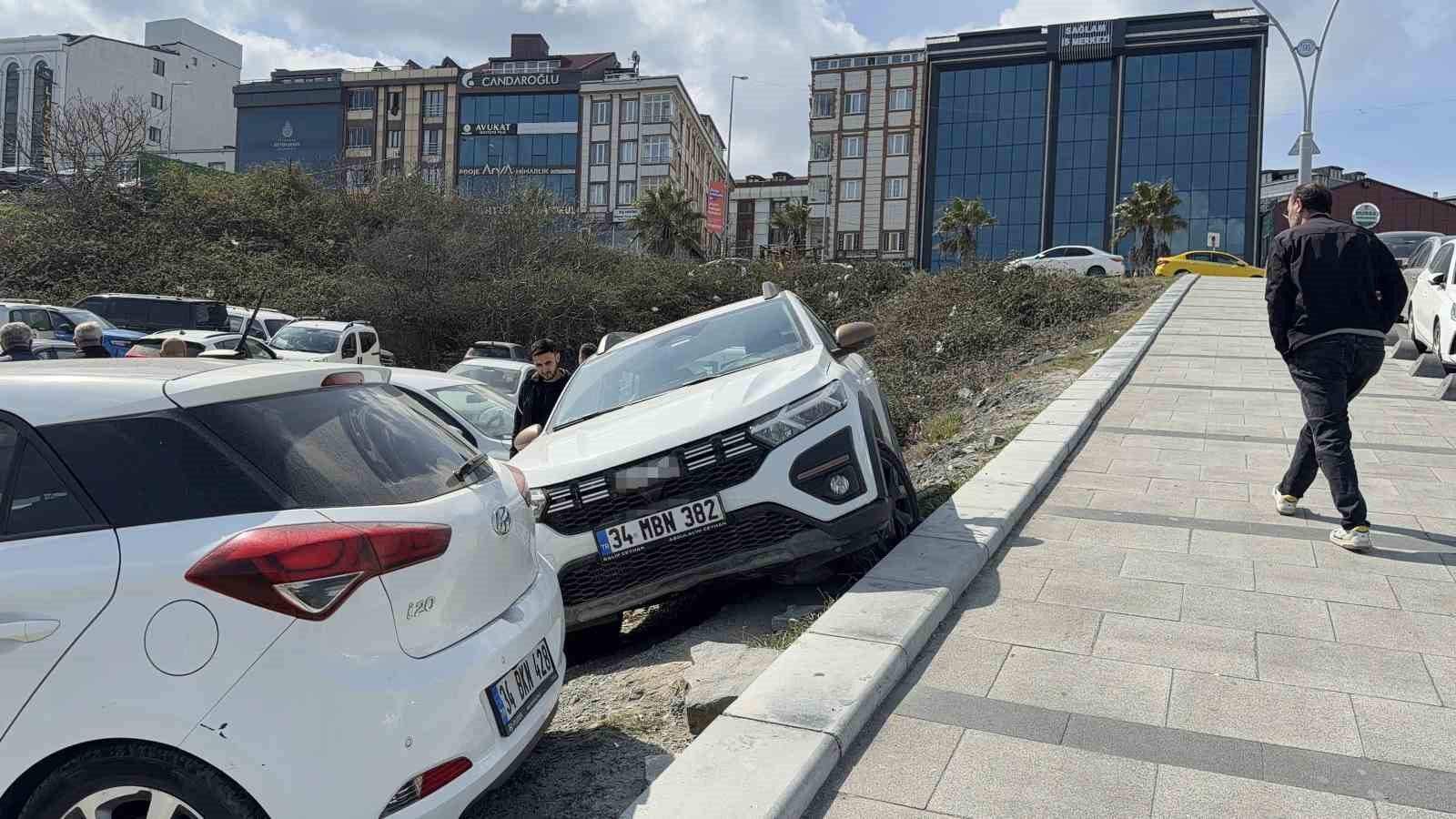 Arnavutköy’de park etmek isterken araçların üzerine çıktı
