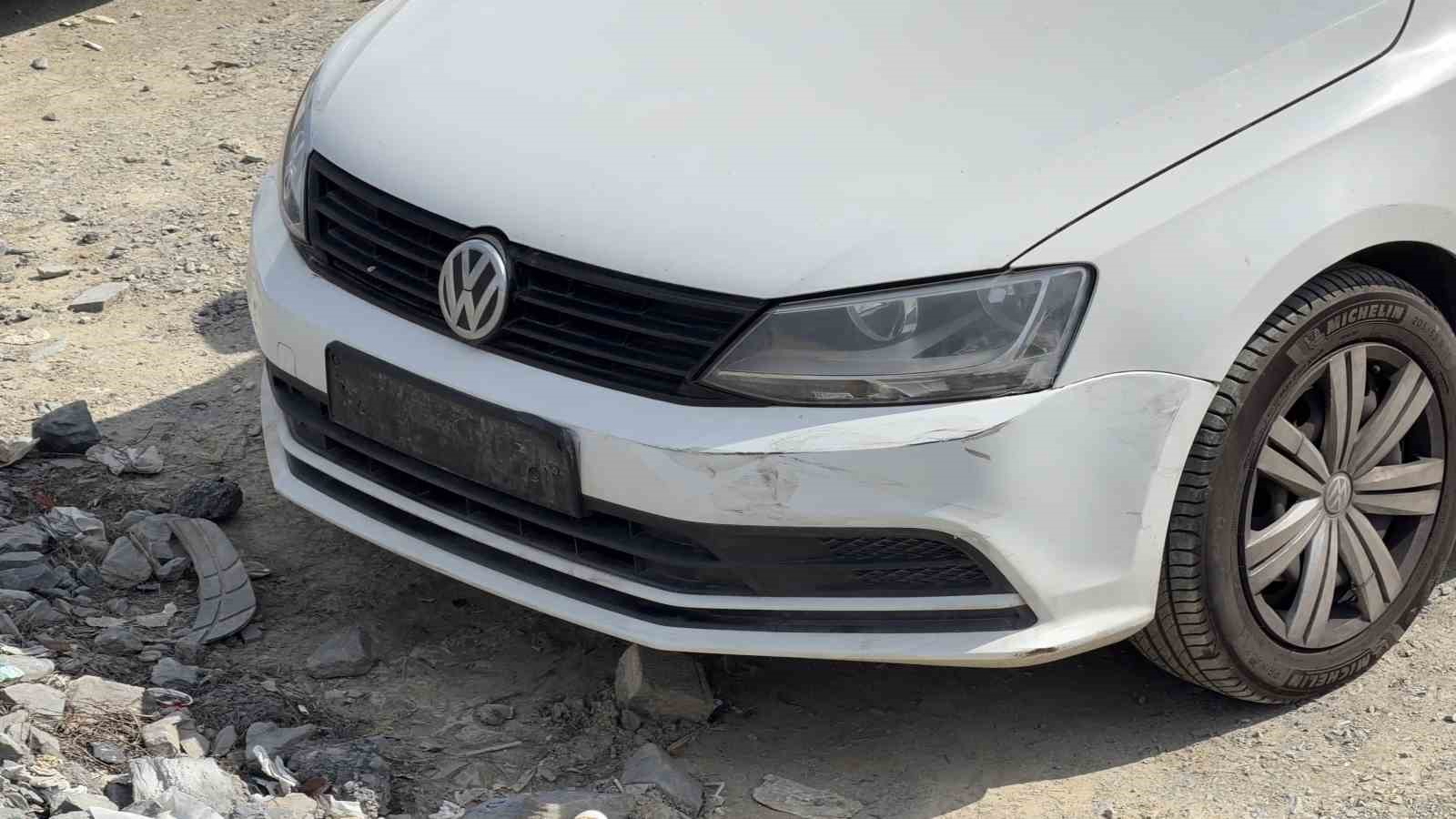 Arnavutköy’de park etmek isterken araçların üzerine çıktı
