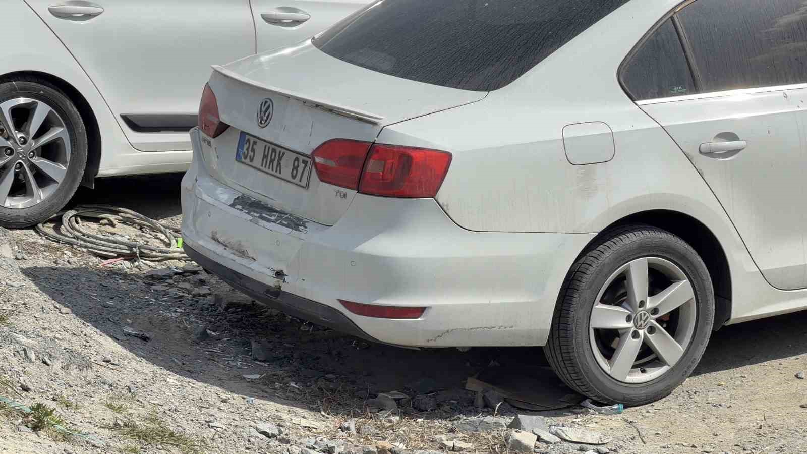 Arnavutköy’de park etmek isterken araçların üzerine çıktı
