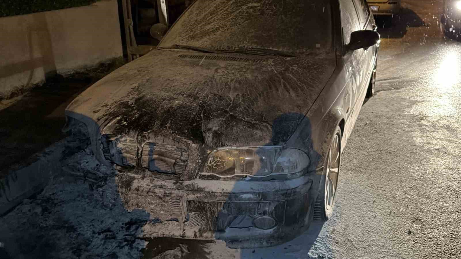 Arnavutköy’de park halindeki otomobil alev aldı: 2 araç kullanılamaz hale geldi
