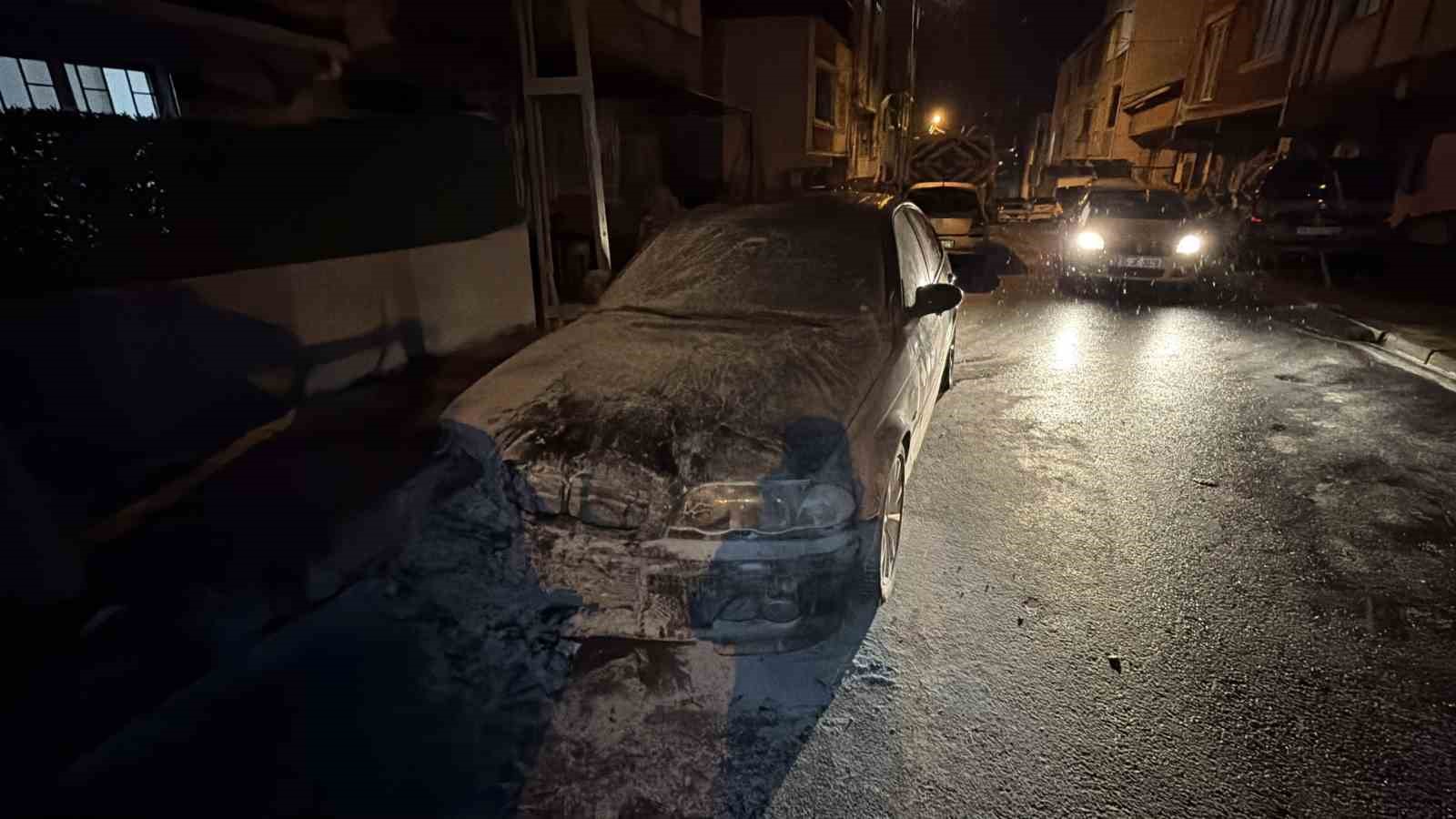 Arnavutköy’de park halindeki otomobil alev aldı: 2 araç kullanılamaz hale geldi
