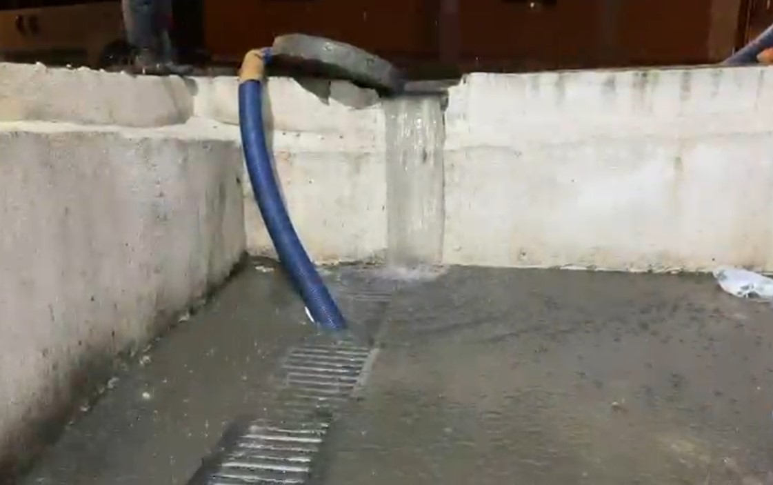 Arnavutköy’de sağanak yağışta ev ve iş yerlerini su bastı
