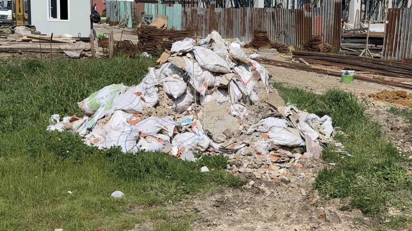 Arnavutköy’de şantiyeye kaçak moloz dökümü
