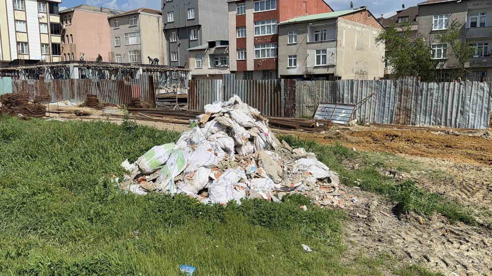 Arnavutköy’de şantiyeye kaçak moloz dökümü
