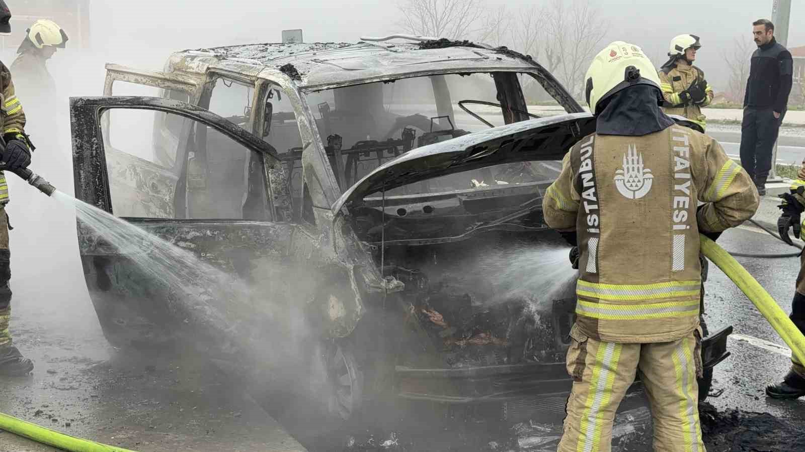 Arnavutköy’de seyir halindeki VIP  taksi  alev alev yandı
