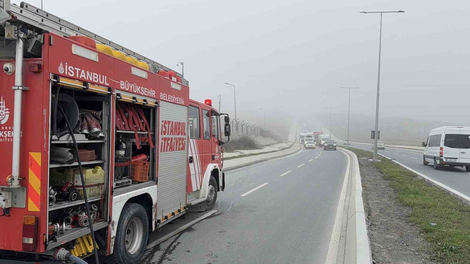 Arnavutköy’de seyir halindeki VIP  taksi  alev alev yandı
