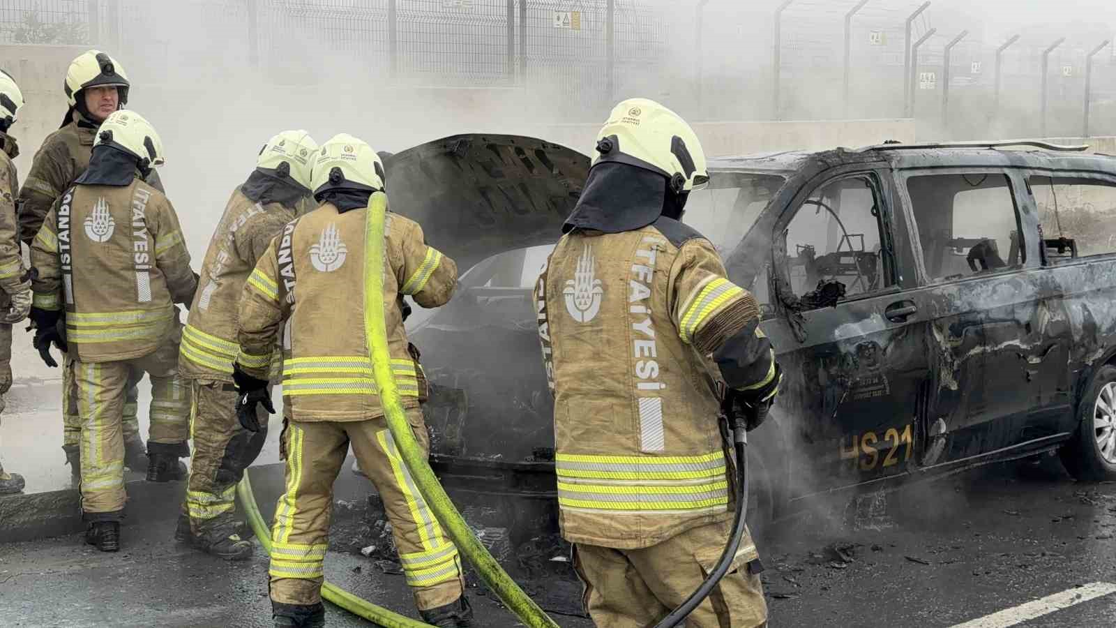 Arnavutköy’de seyir halindeki VIP  taksi  alev alev yandı
