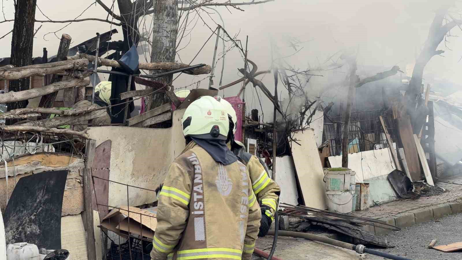 Arnavutköy’de tek yaşayan yaşlı adamın gecekondusunda yangın

