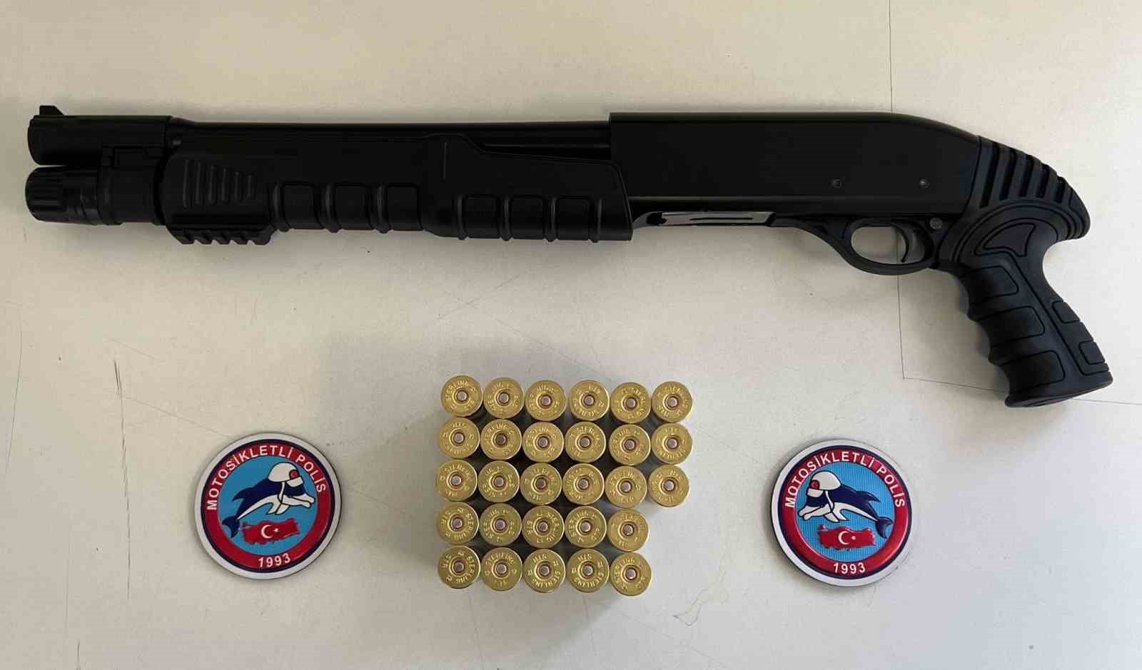 Arnavutköy’de ticari takside ruhsatsız silah yakalandı
