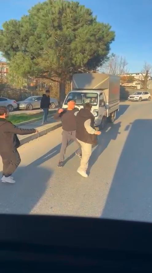 Arnavutköy’de trafikte yumruklu kavga kamerada, cadde boks ringine döndü
