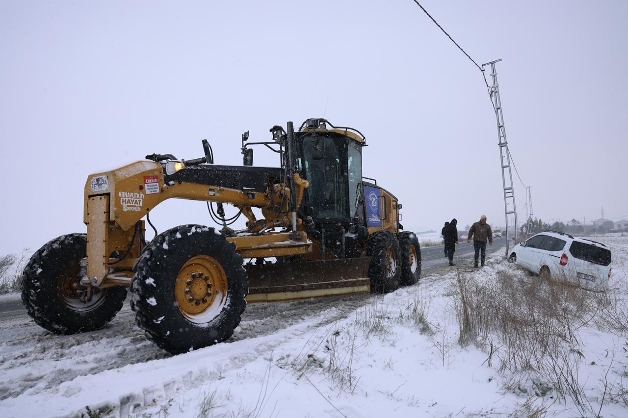 Arnavutköy’de tüm yollar açık: 120 araç, 700 personel sahada
