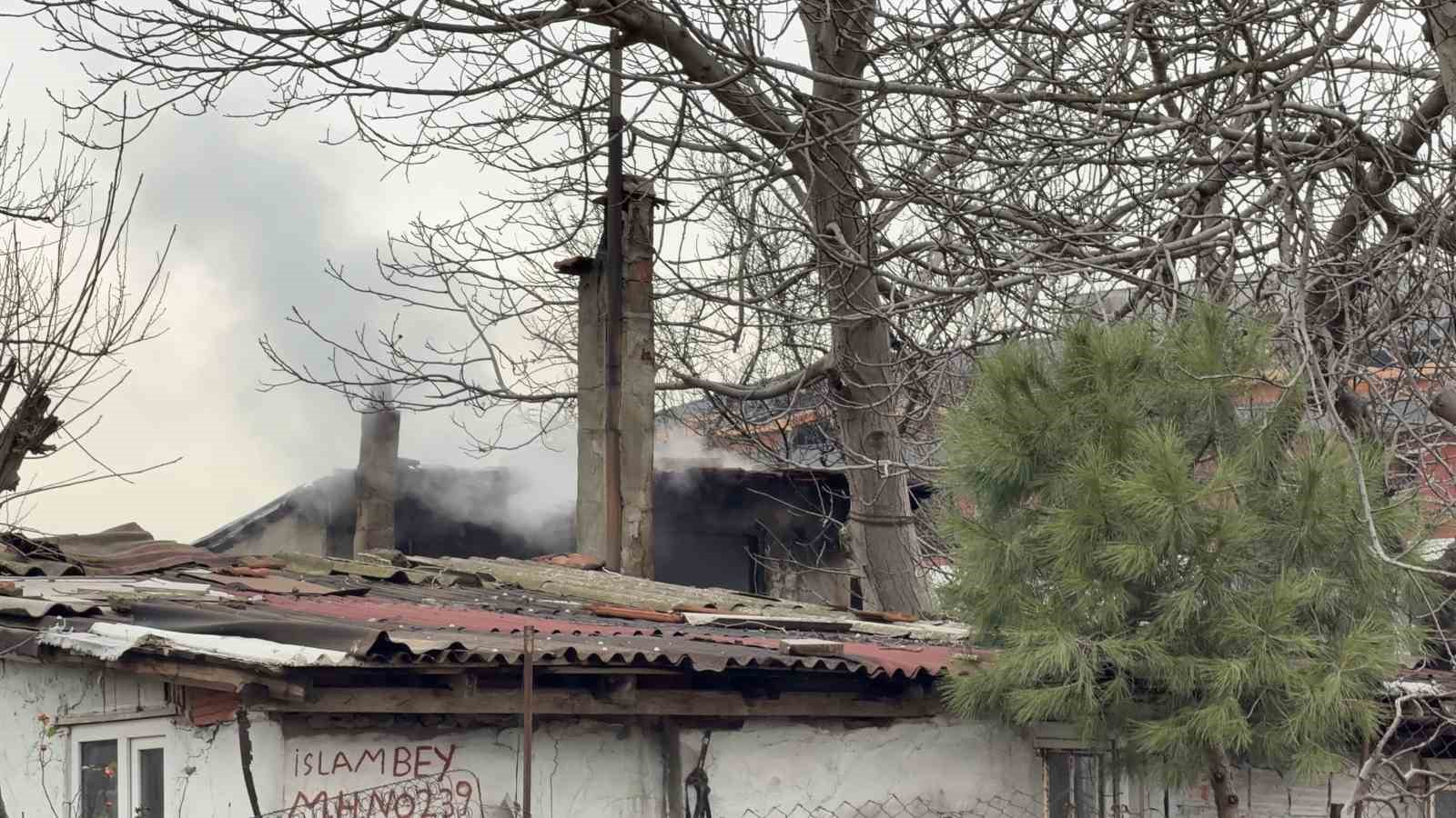 Arnavutköy’de yaşlı adamın yaşadığı gecekondu alev alev yandı
