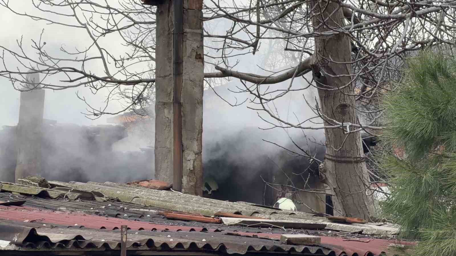 Arnavutköy’de yaşlı adamın yaşadığı gecekondu alev alev yandı
