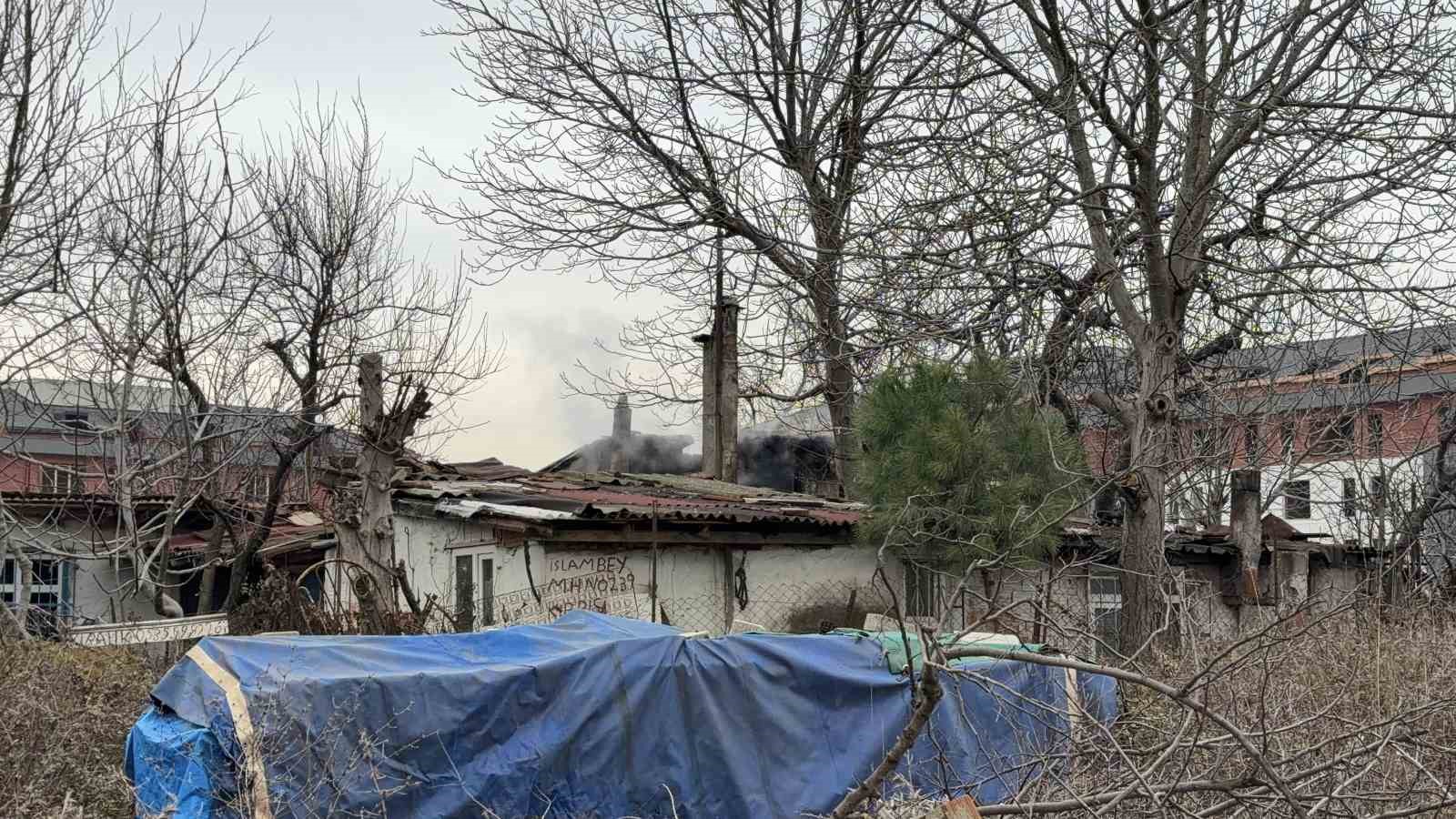 Arnavutköy’de yaşlı adamın yaşadığı gecekondu alev alev yandı
