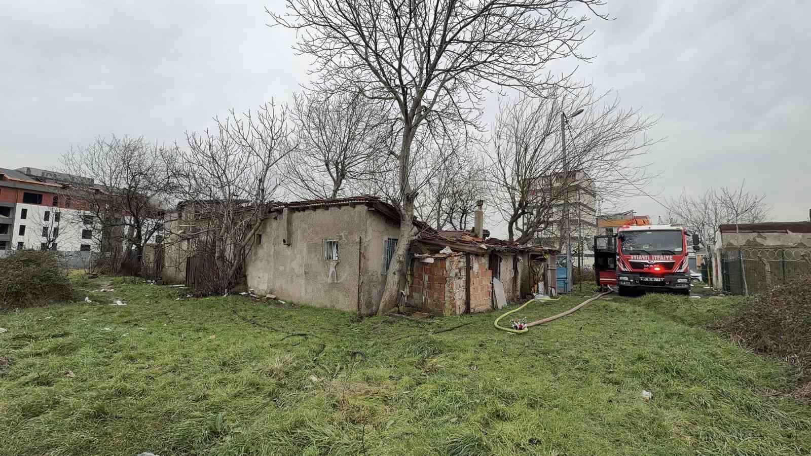 Arnavutköy’de yaşlı adamın yaşadığı gecekondu alev alev yandı
