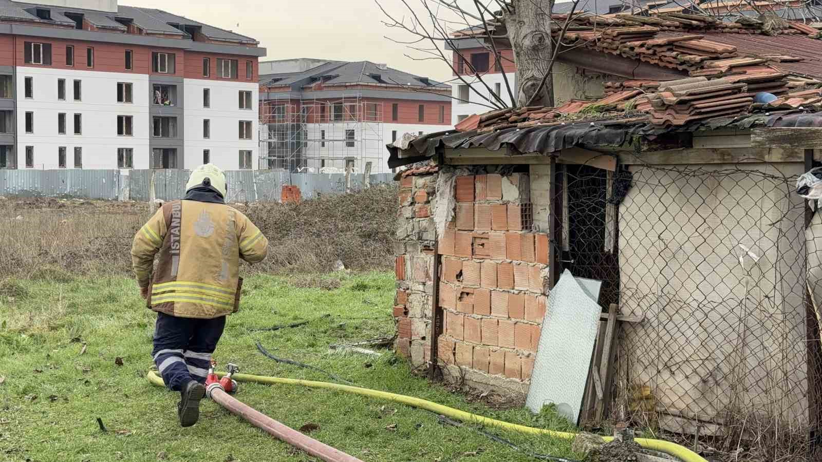 Arnavutköy’de yaşlı adamın yaşadığı gecekondu alev alev yandı

