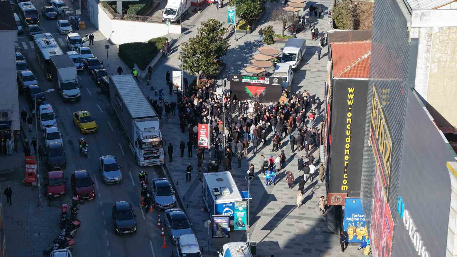 Arnavutköy’den Gazze’ye yardım tırı dualarla uğurlandı
