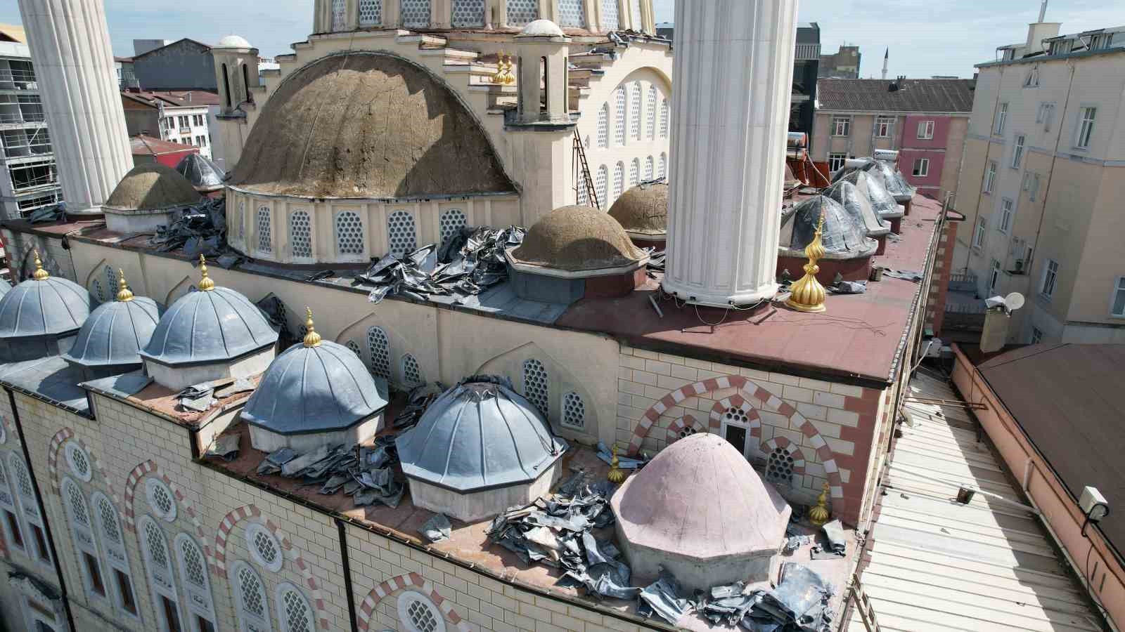 Arnavutköy’ün simgesi 46 yıllık Merkez Camii yıkılıyor
