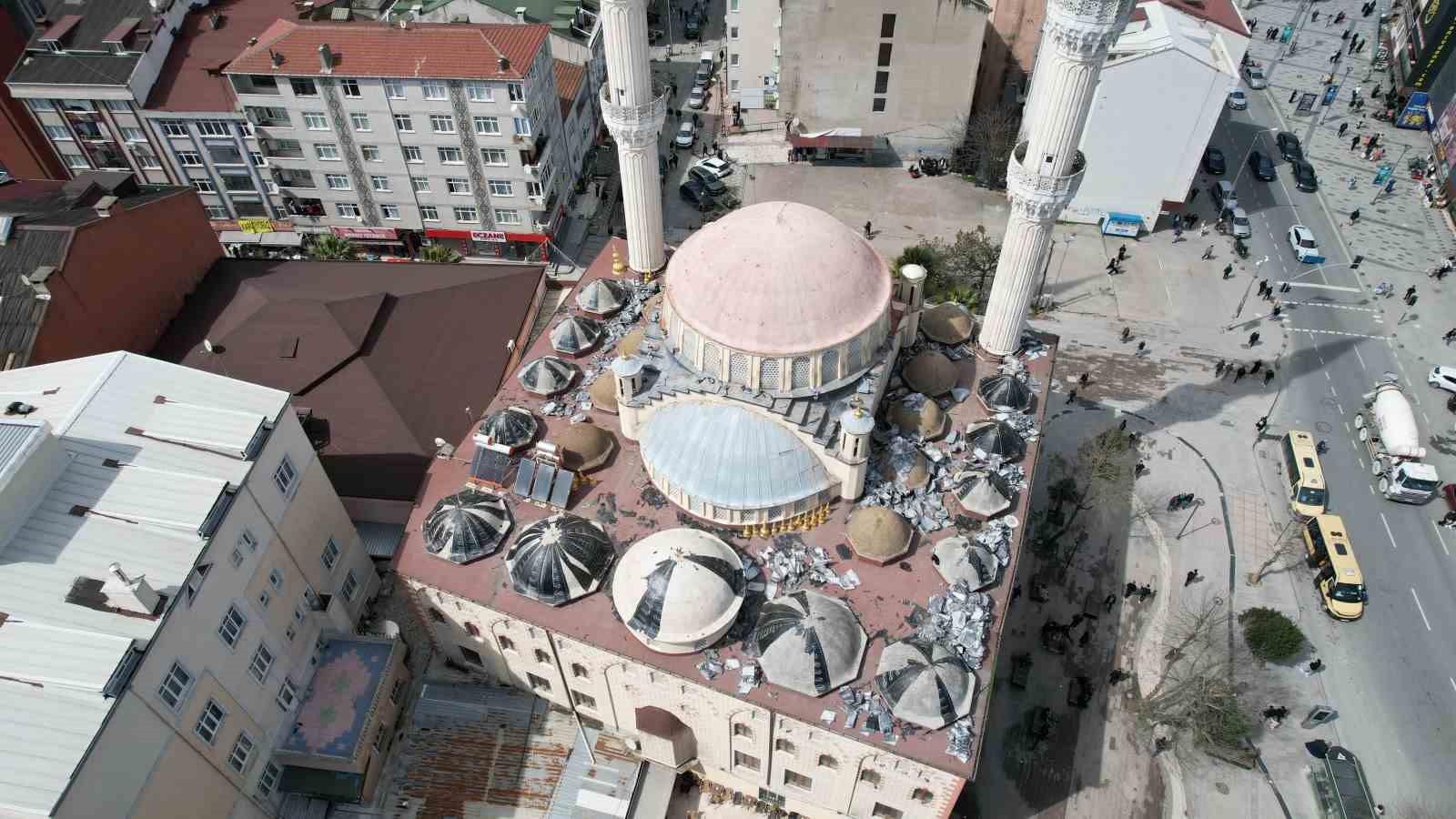 Arnavutköy’ün simgesi 46 yıllık Merkez Camii yıkılıyor
