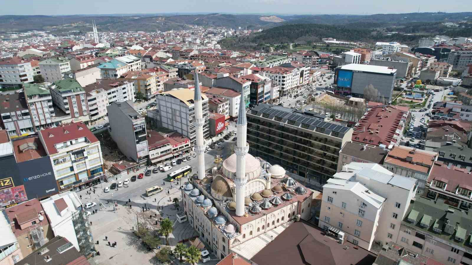 Arnavutköy’ün simgesi 46 yıllık Merkez Camii yıkılıyor
