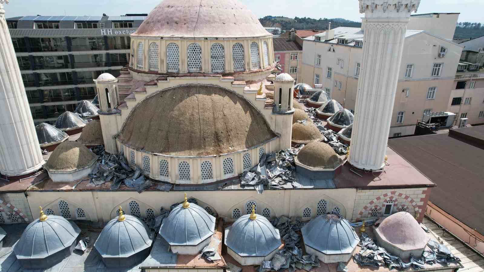 Arnavutköy’ün simgesi 46 yıllık Merkez Camii yıkılıyor
