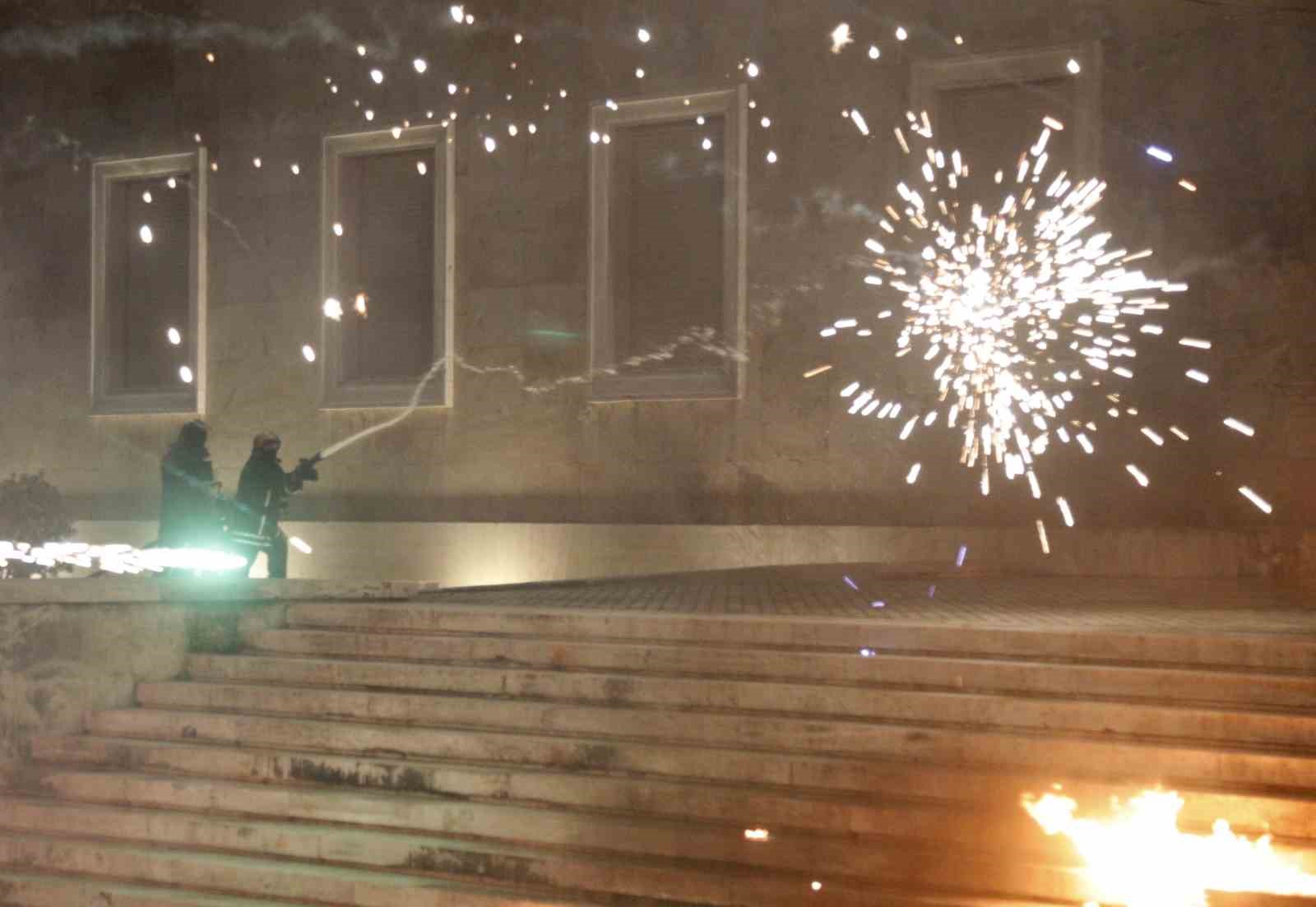 Arnavutluk’ta hükümet karşıtı protestocular ile polis arasında çatışma
