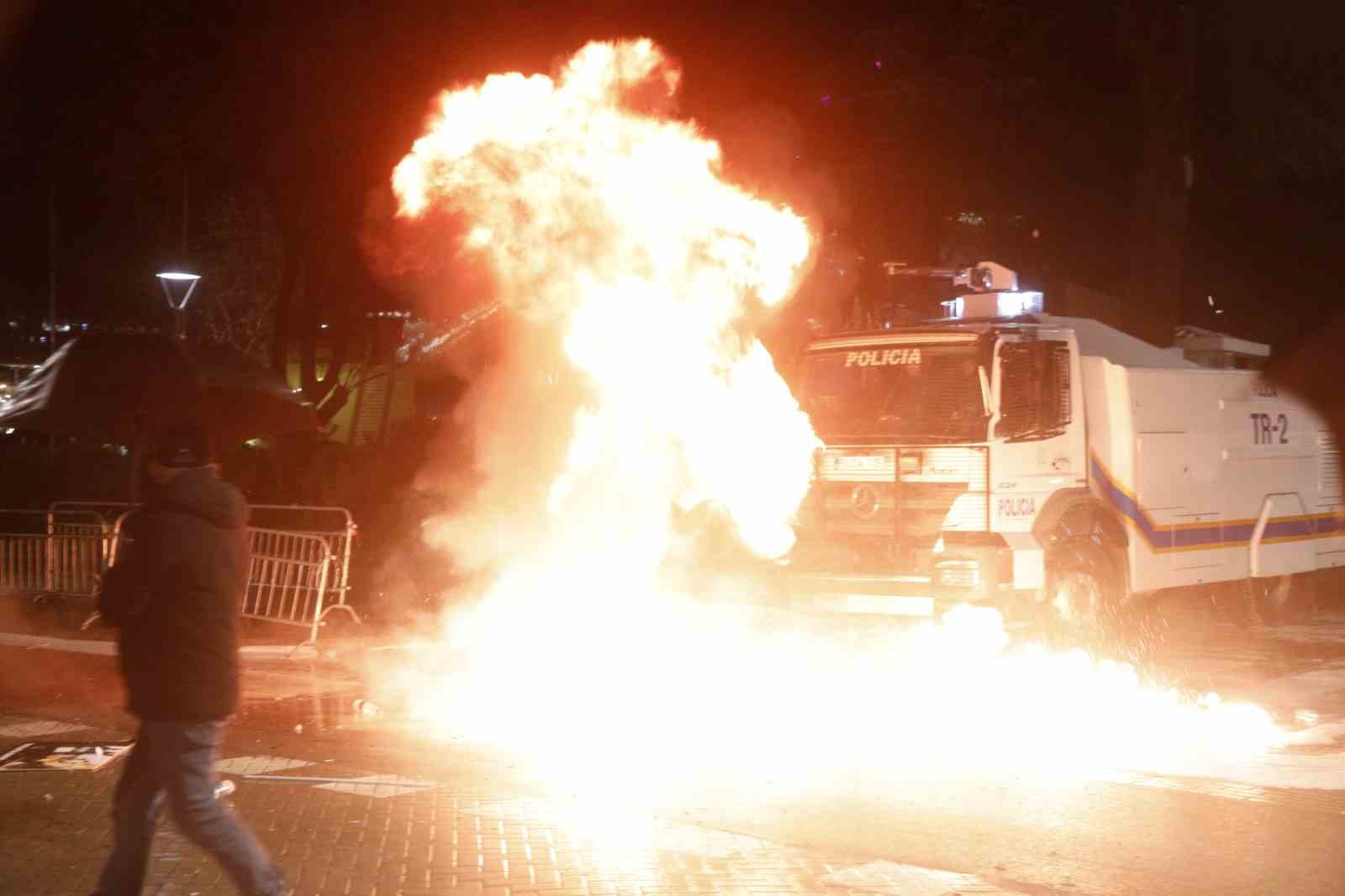 Arnavutluk’ta hükümet karşıtı protestocular ile polis arasında çatışma
