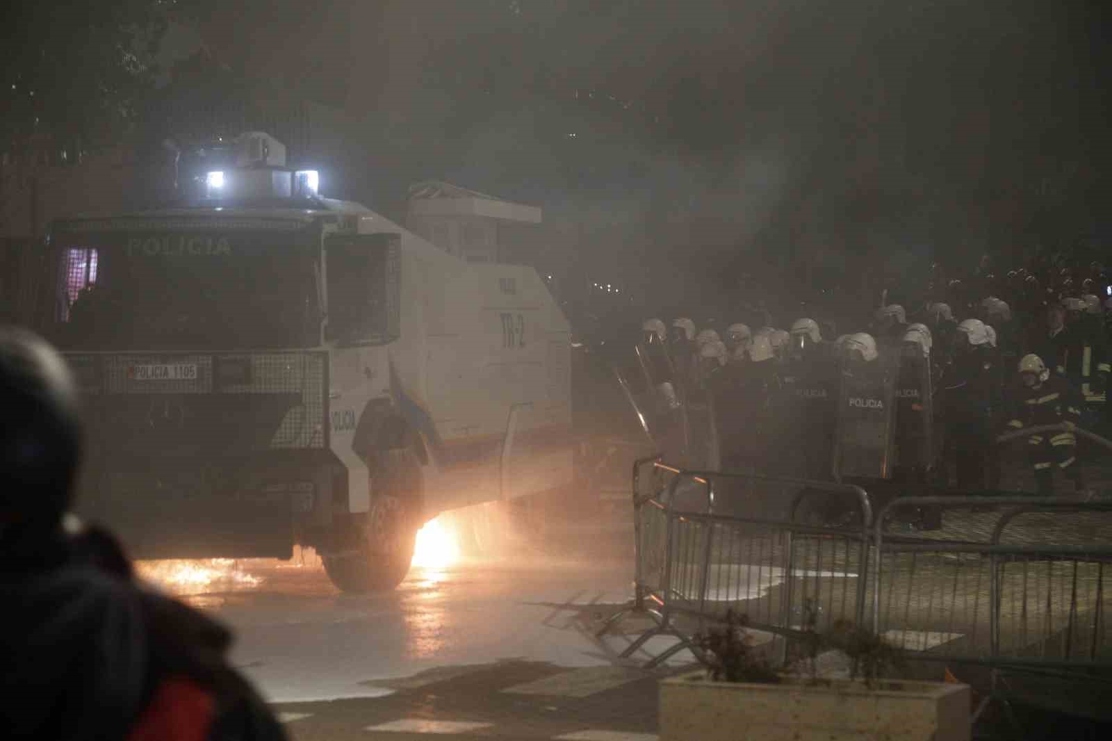 Arnavutluk’ta hükümet karşıtı protestocular ile polis arasında çatışma
