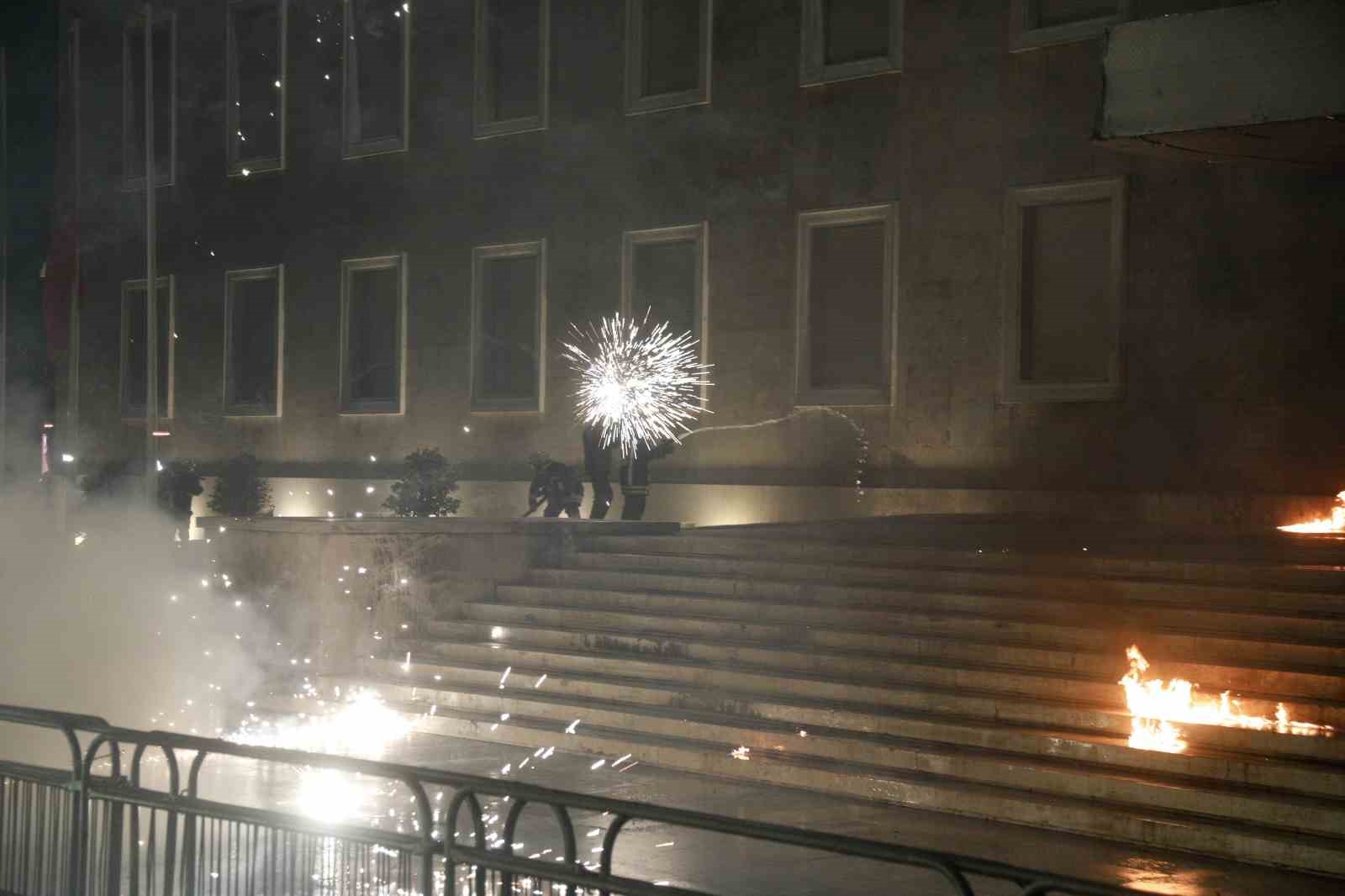 Arnavutluk’ta hükümet karşıtı protestocular ile polis arasında çatışma
