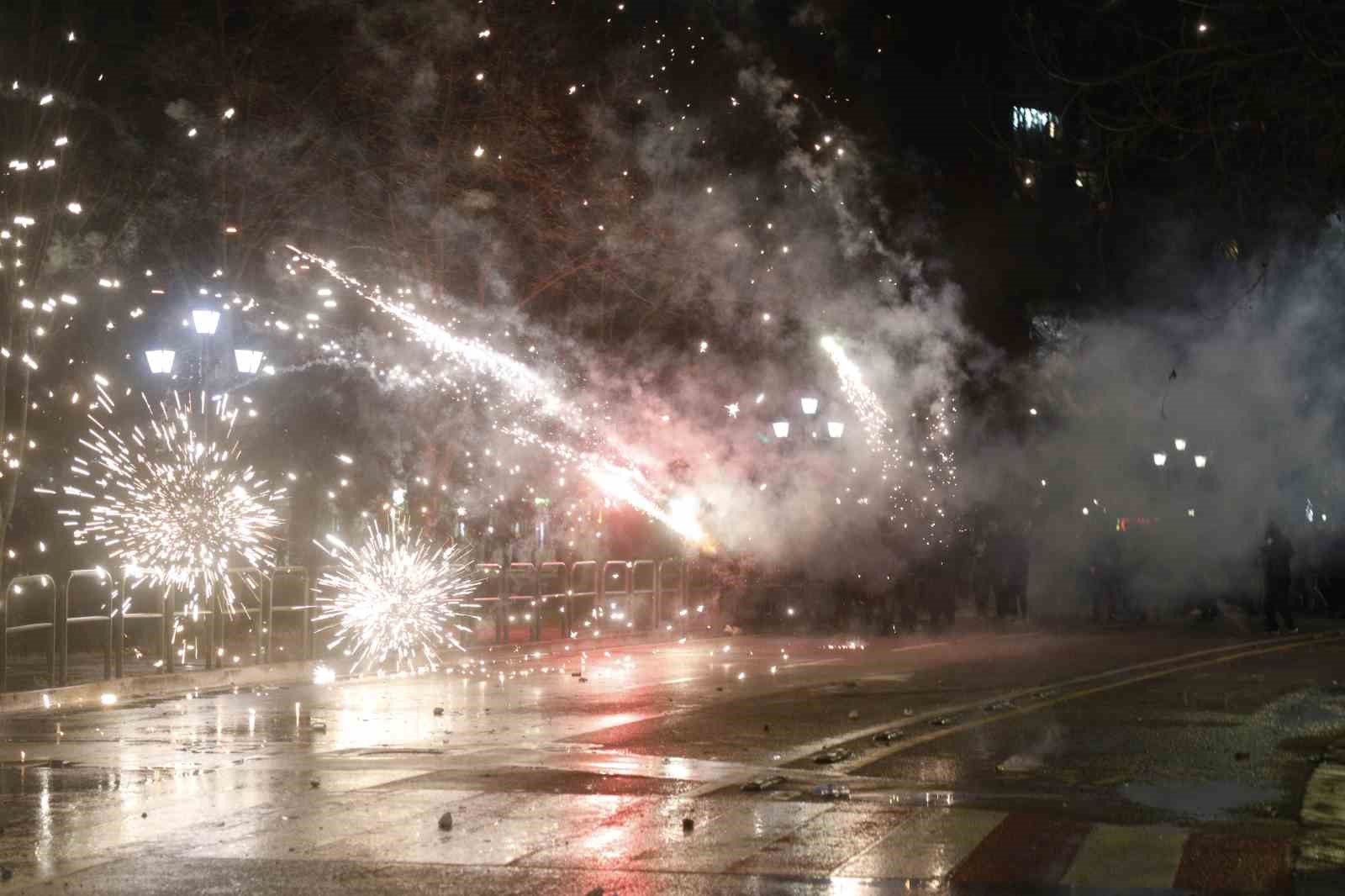 Arnavutluk’ta hükümet karşıtı protestocular ile polis arasında çatışma
