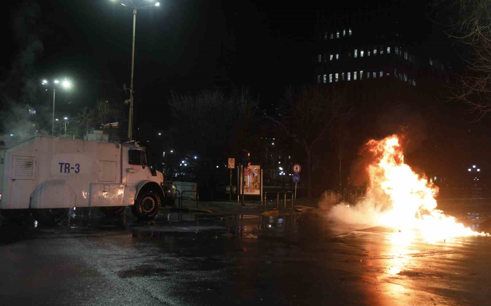 Arnavutluk’ta hükümet karşıtı protestocular ile polis arasında çatışma
